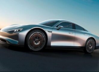 Mercedes tek şarjla 1000 km giden elektrikli aracını tanıttı