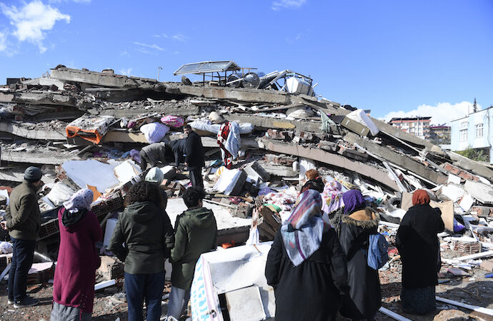 Türkiye’deki depremlerden sonra milyonlarca ton enkaz kaldırılmayı bekliyor