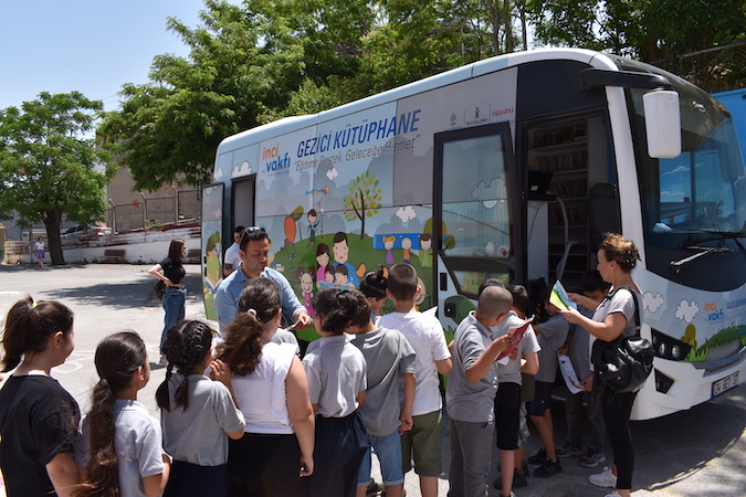 İnci Vakfı Gezici Kütüphanesi yaz sonuna kadar deprem bölgesindeki faaliyetlere destek sağlayacak 