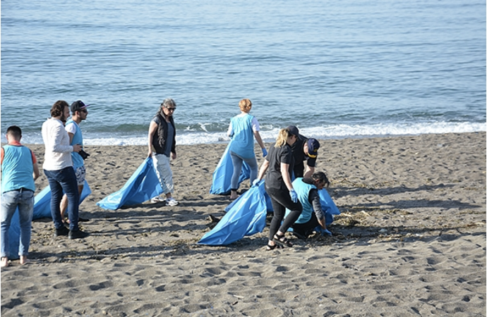 Aksigorta ve AgeSA çalışanları, Yeşilist iş birliği ile sahil temizliği yaptı
