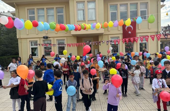 Domino’s Düş Gezgini Ateşböceği mobil eğitim tırı Ankara’ya ulaştı