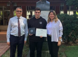 İzmir Amerikan Koleji öğrencisi, görme engelli bireyler için geliştirdiği uygulamayla Apple Challenge’ı kazandı 