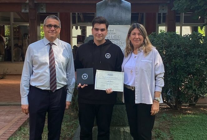 İzmir Amerikan Koleji öğrencisi, görme engelli bireyler için geliştirdiği uygulamayla Apple Challenge’ı kazandı 