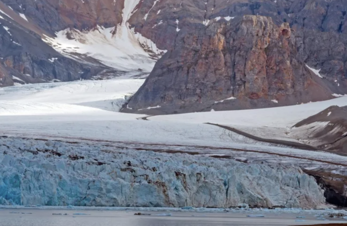 Kuzey Kutbu’nun ısınan tabanında buz sivilceleri keşfedildi
