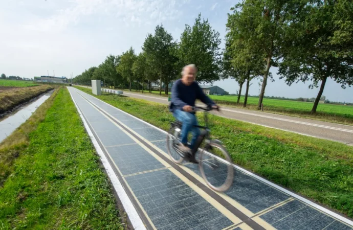 Hollanda’da güneş enerjili bisiklet yolları yaygınlaşıyor 