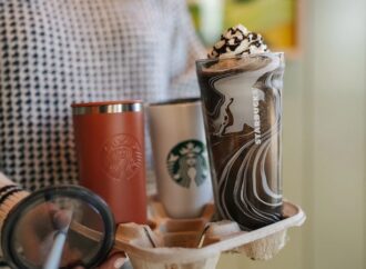 Starbucks yeniden kullanılabilir bardakların yaygınlaşması için yeni bir uygulama başlattı