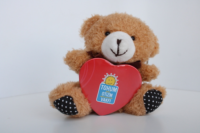 Sevginizle otizmli çocukların eğitimine destek olun 