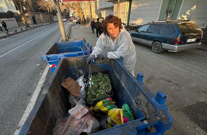 Ünlü Şef Refika Birgül, gıda israfına dikkat çekmek ve boşa harcama demek için çöp konteynerine girdi