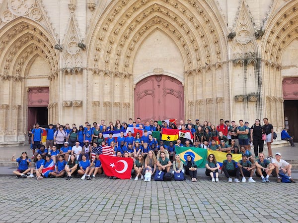 Kızlar Sahada 6 kız futbolcu ile 2024 Paris Olimpiyatları’nda, Fransa’daydı