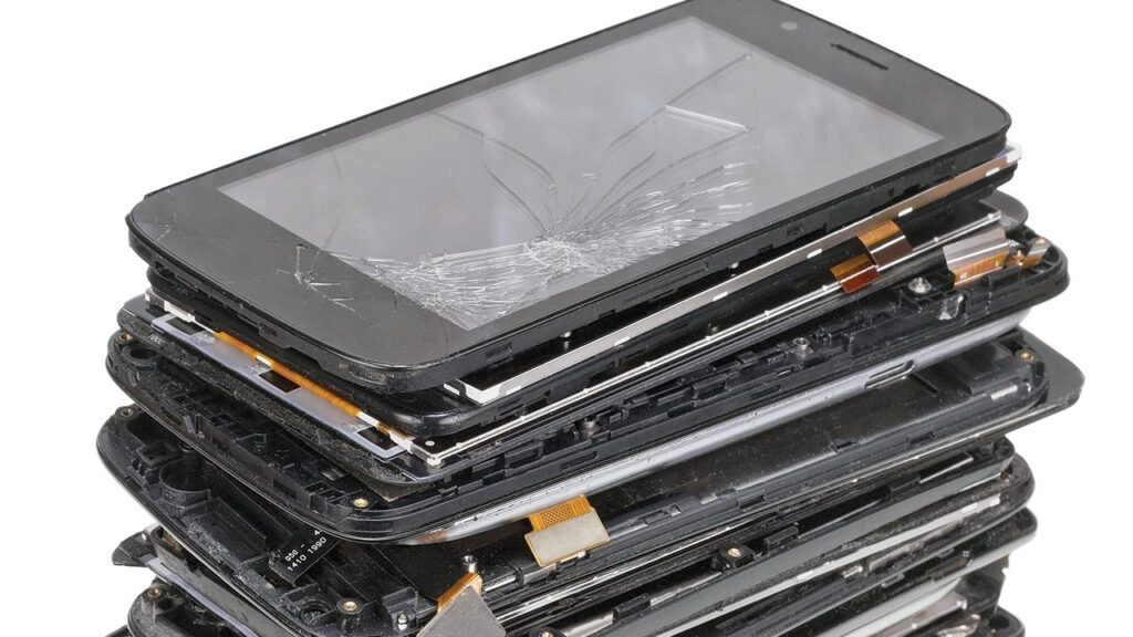 Elektronik atıklar teknolojik eğitim sınıfına dönüşüyor