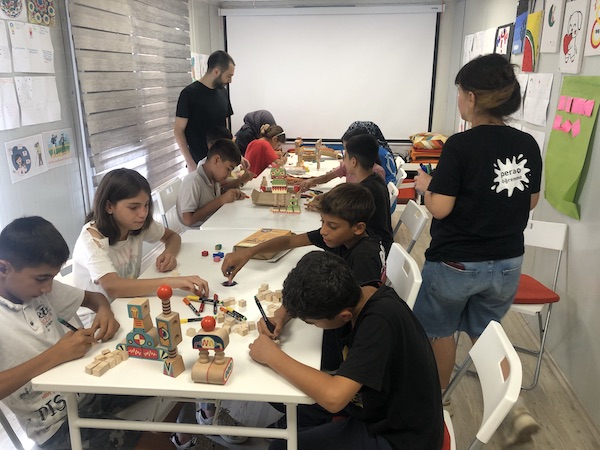 Suna’nın Kızları Yaşam Merkezleri’nde Pera Öğrenme Atölyeleri