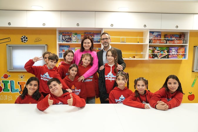 Ceyda Düvenci ve Aslı Cüreklibatır MediaMarkt’ın TEGV İş Birliğiyle Yürüttüğü Eğitimle Daha İyiye Projesi için Hatay’da çocuklarla bir araya geldi