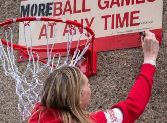 London Spor Kampanyası kentsel alandaki oyunları teşvik için ‘’No Ball Games’’ tabelalarına meydan okuyor