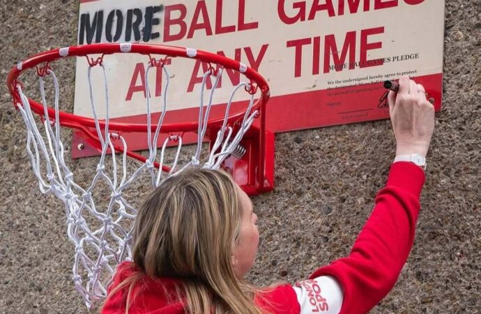London Spor Kampanyası kentsel alandaki oyunları teşvik için ‘’No Ball Games’’ tabelalarına meydan okuyor