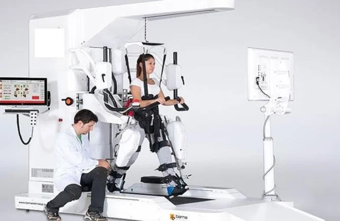 Çinli bilim insanları beyin-omurilik implantıyla felçli hastanın tekrar yürüyebilmesini sağladı