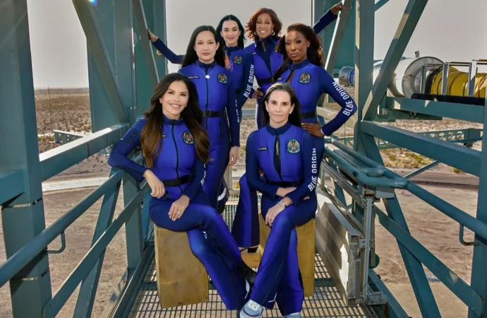Blue Origin roketi aralarında Katy Perry’nin de olduğu altı öncü kadından oluşan mürettebatıyla uzaya gönderildi