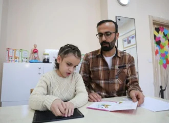 Doğu Anadolu’dan mutluluk veren bir hikaye: Hakkarili öğretmen görme engelli öğrencisine ışık oldu