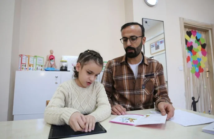 Doğu Anadolu’dan mutluluk veren bir hikaye: Hakkarili öğretmen görme engelli öğrencisine ışık oldu