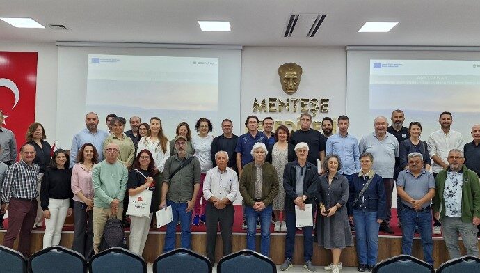 Proje Evi Kooperatifi tarafından AB desteğiyle İklim Dirençli Doğa Dostu Zeytincilik eğitimi ve zeytin günü etkinlikleri gerçekleştirildi