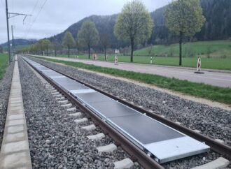 İsviçre’de tren yoluna güneş panelleri döşendi