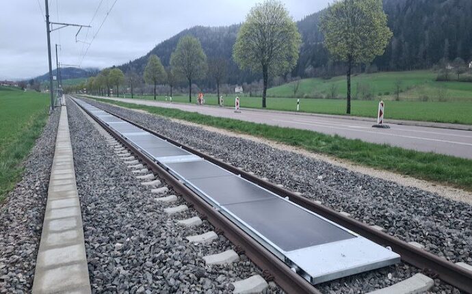 İsviçre’de tren yoluna güneş panelleri döşendi