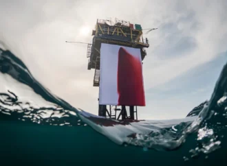 Greenpeace’den sanat aracılığıyla mesaj: Anish Kapoor’un ‘’BUTCHERED’’ adlı dev eseri Kuzey Denizi’ndeki gaz platformuna yerleştirildi