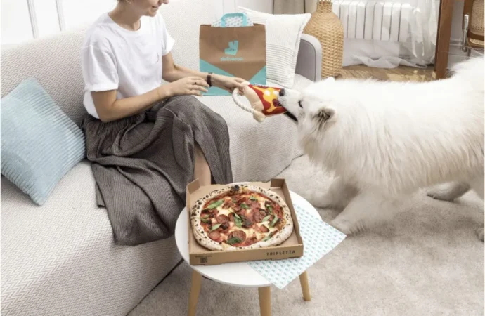Deliveroo’dan patili dostlara ve sahiplerine ortak lezzet ve eğlence paketi