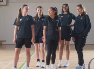 ASICS, kızların sporda kalması için yeni beden eğitimi forması tasarladı