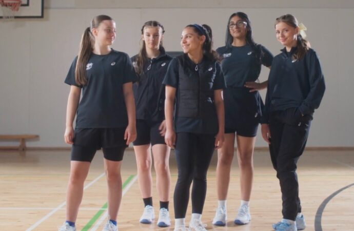 ASICS, kızların sporda kalması için yeni beden eğitimi forması tasarladı