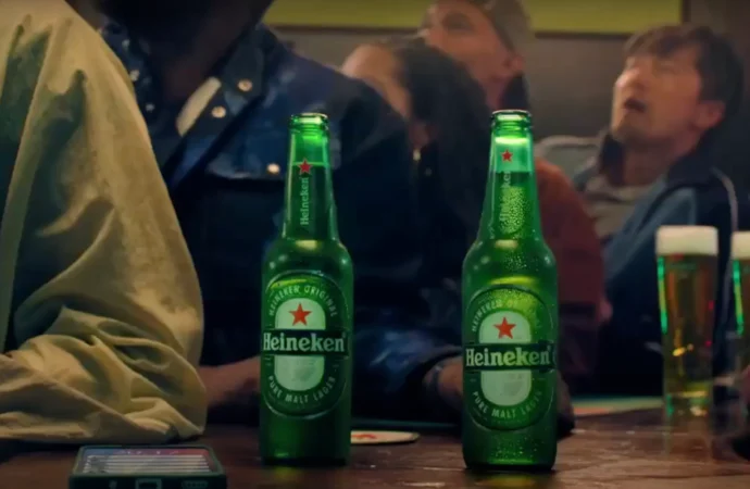 Heineken ve Uber’den yeni kampanya: İzleyiciler ekrandan sosyal yaşama davet ediliyor