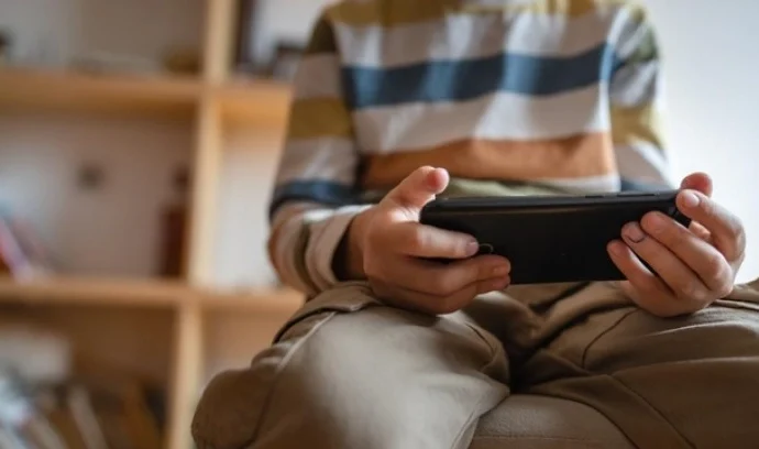 Danimarka 15 yaş altı çocukları sosyal medya bağımlılığından koruyucu sınırlama getiriyor