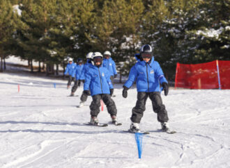 Allianz Türkiye ‘Dağ Gibi Arkanızdayız’ projesiyle Palandöken’de kız çocuklarını kayak sporuyla tanıştırdı