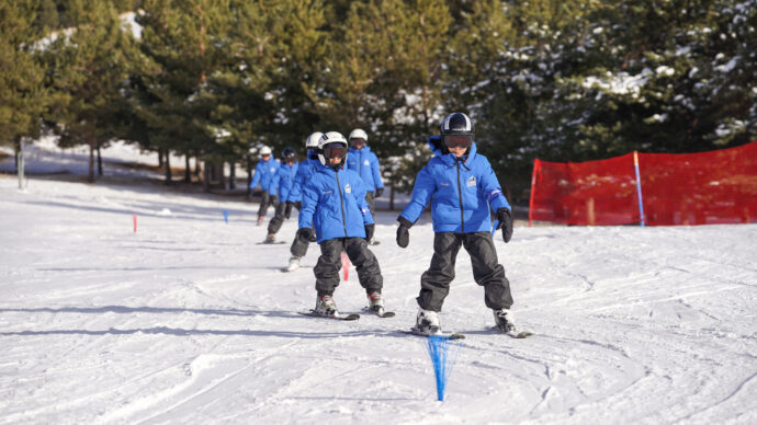 Allianz Türkiye ‘Dağ Gibi Arkanızdayız’ projesiyle Palandöken’de kız çocuklarını kayak sporuyla tanıştırdı