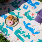 Japon kitapçıdan yaratıcı çözüm: Satılamayan kitaplar piknik örtüsüne dönüşüyor