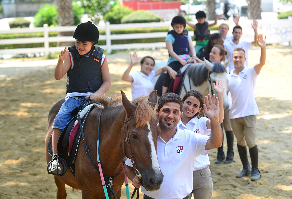 Türkiye Jokey Kulübü ile engelli çocuklara At’la Terapi