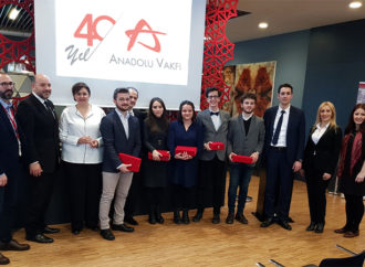 Anadolu Vakfı bursiyerinin tasarladığı BuKA projesi ile yaşlı bireyler hayata bağlanıyor