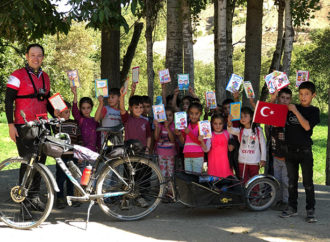 Bisikletli kütüphaneci köy okullarını kitaplarla buluşturuyor