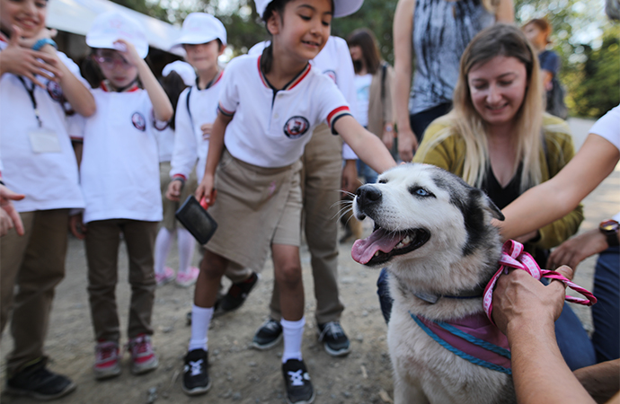 Çocuklar Hayvan Barınma Merkezi’ni ziyaret etti