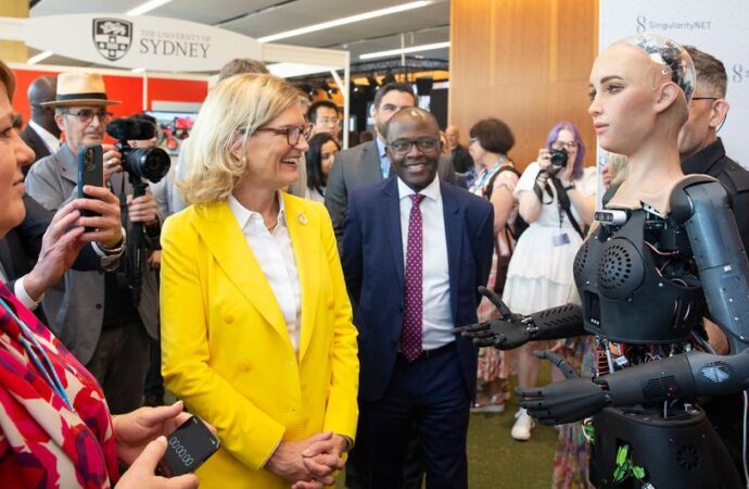 Cenevre’de düzenlenen AI for Good zirvesinde robotlar boy gösterdi