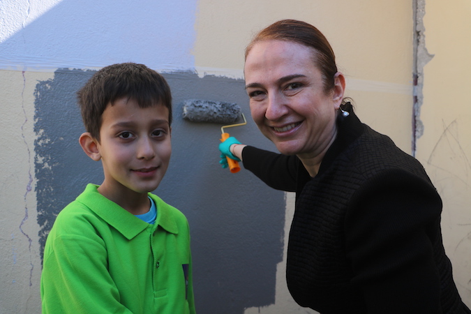 Marshall, Hatay’ın Defne ilçesindeki okulların boyanması için boya desteği sağlıyor