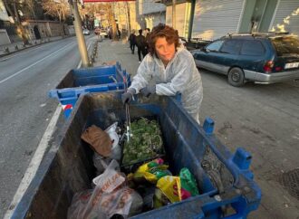 Ünlü Şef Refika Birgül, gıda israfına dikkat çekmek ve boşa harcama demek için çöp konteynerine girdi