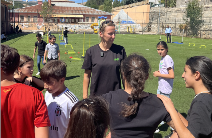 Team Paribu, çocukların spor malzemesi ihtiyaçlarına destek olmak için Tunceli’deydi