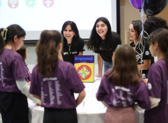 Yaklaşık 7 milyon kız çocuğunu STEM alanında cesaretlendiren Girls4Tech Türkiye’de