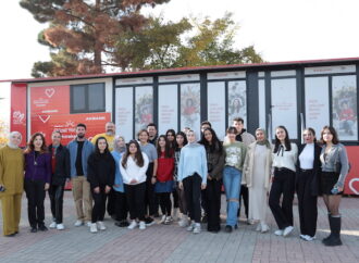 Akbank Güzel Yarınlar Hareketi, deprem bölgesinde üniversiteli gençlere destek olmaya devam ediyor
