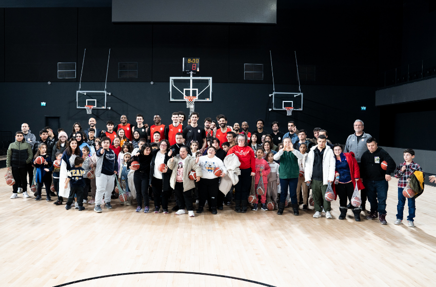 Depremzede çocuklar basketbol sahasında