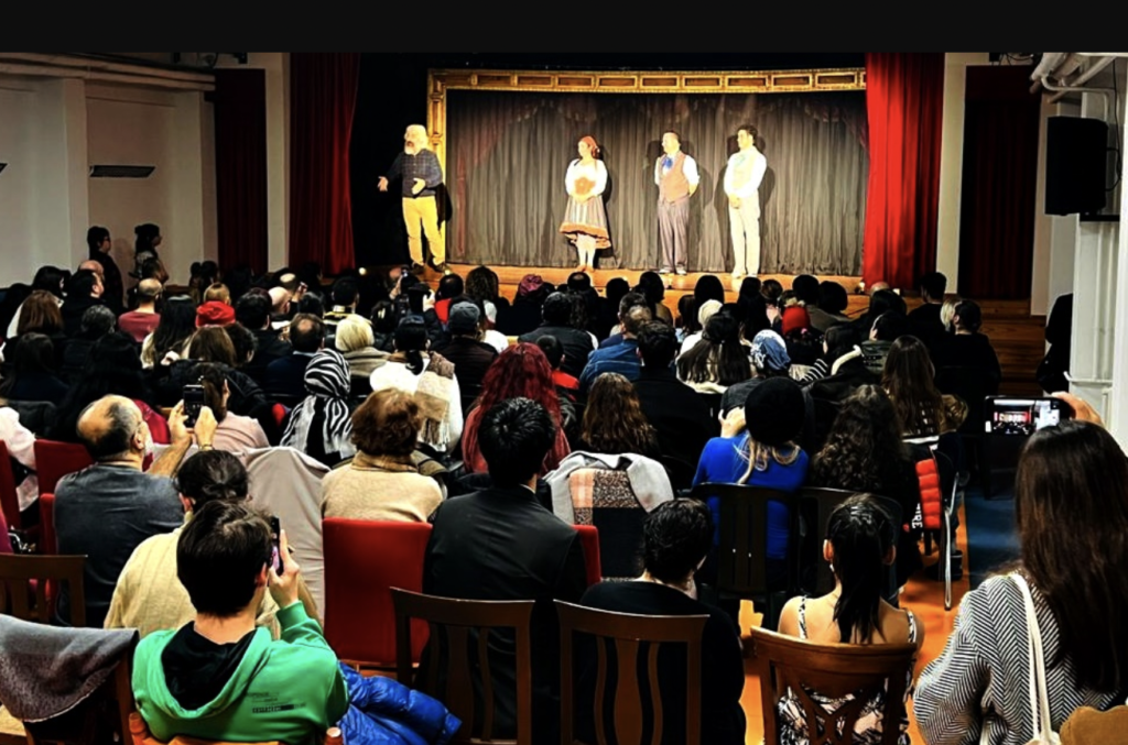 TiyatrOPS’un Şakşakçılar oyunu, Çatalca Nesin Vakfı Aziz Nesin Sahnesi’nde ücretsiz bir şekilde sergilendi