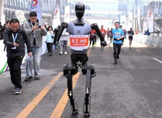 Çin’de insanlarla insansı robotları yarıştıran bir etkinlik planlıyor