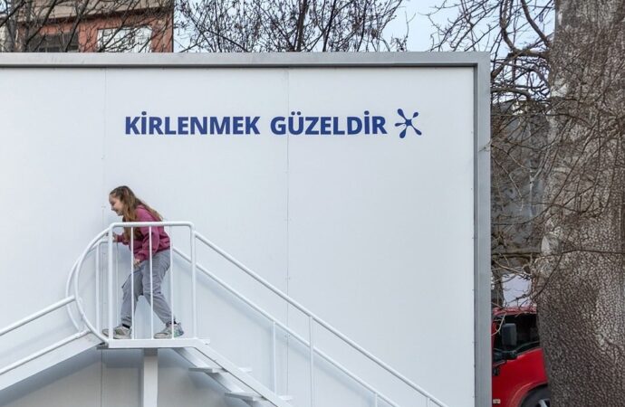 OMO Türkiye açık hava reklamlarını oyun alanlarına dönüştürüyor