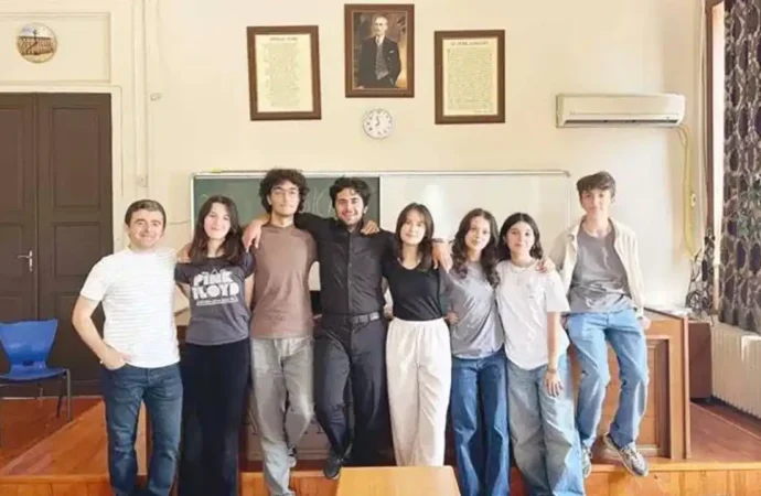Cağaloğlu Anadolu Lisesi İsviçre’deki CERN yarışmasını kazanan ilk Türk lisesi oldu
