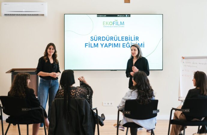 Sabancı Vakfı’nın 16. Sezon Fark Yaratanlarından Ekin Gündüz Özdemirci ve Nurten Bayraktar, EkoFilm: Sürdürülebilir Yapım Platformu ile medya sektörünün çevresel etkilerini azaltmayı hedefliyor